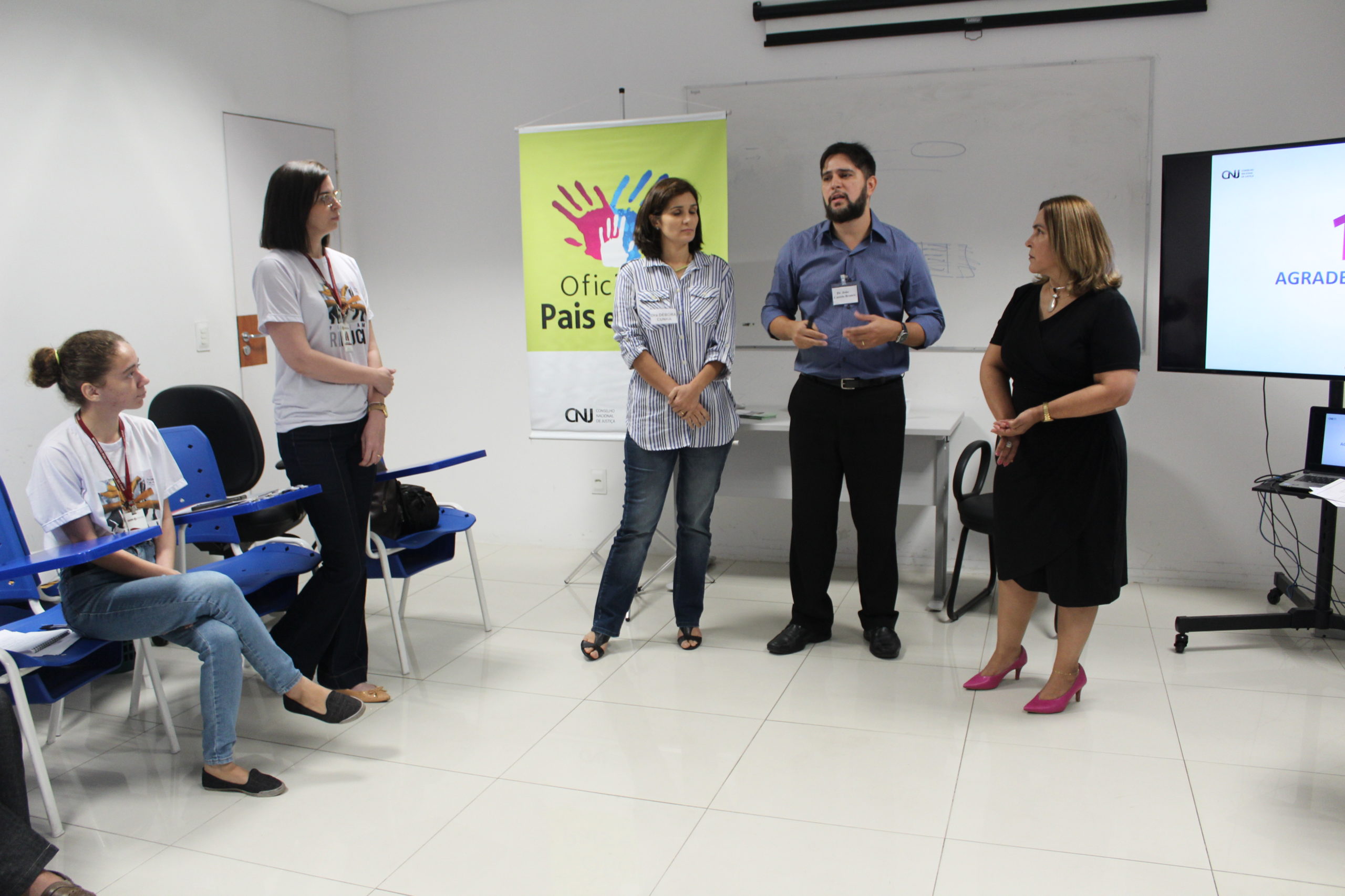 Pessoas reunidas em pé