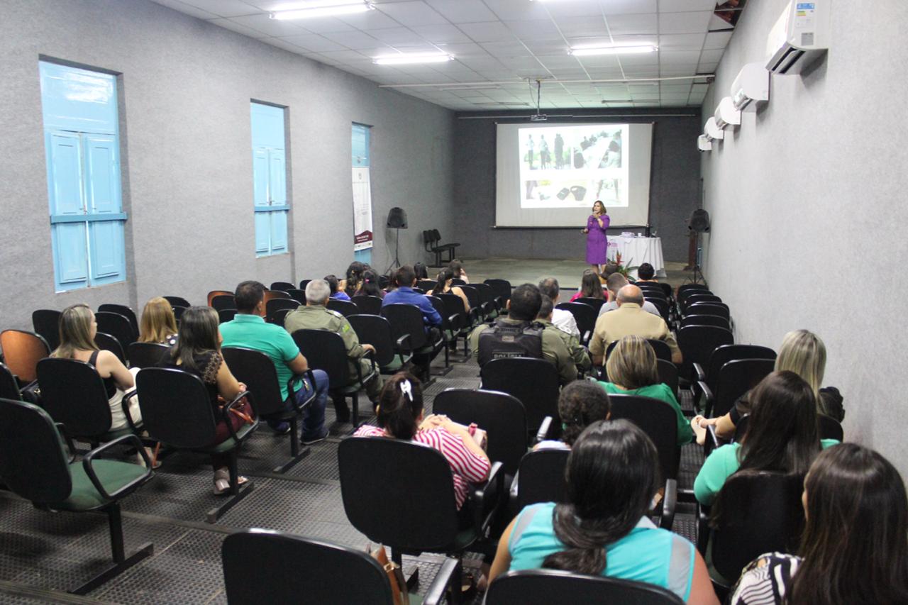 Pessoas sentadas em auditório assistindo palestras 
