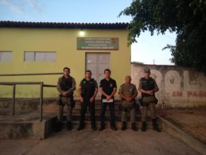 Policiais parados em pé