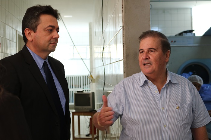 Dois homens em pé conversando