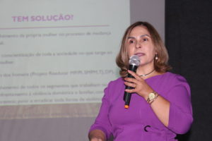 Mulher fal em pé ao microfone