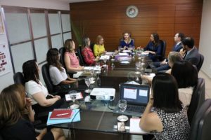 Pessoas sentadas ao redor de uma mesa