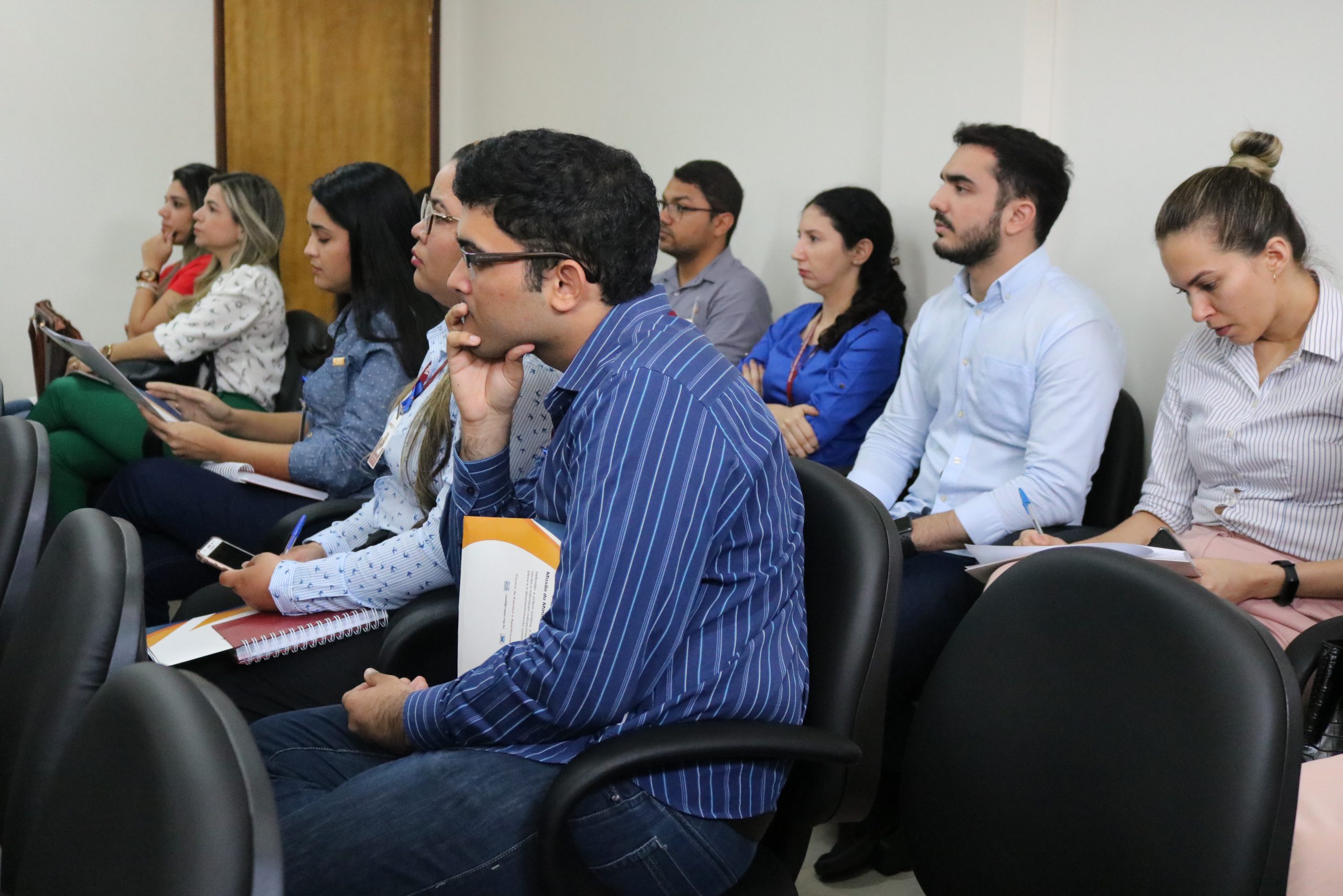 Pessoas assistindo treinamento