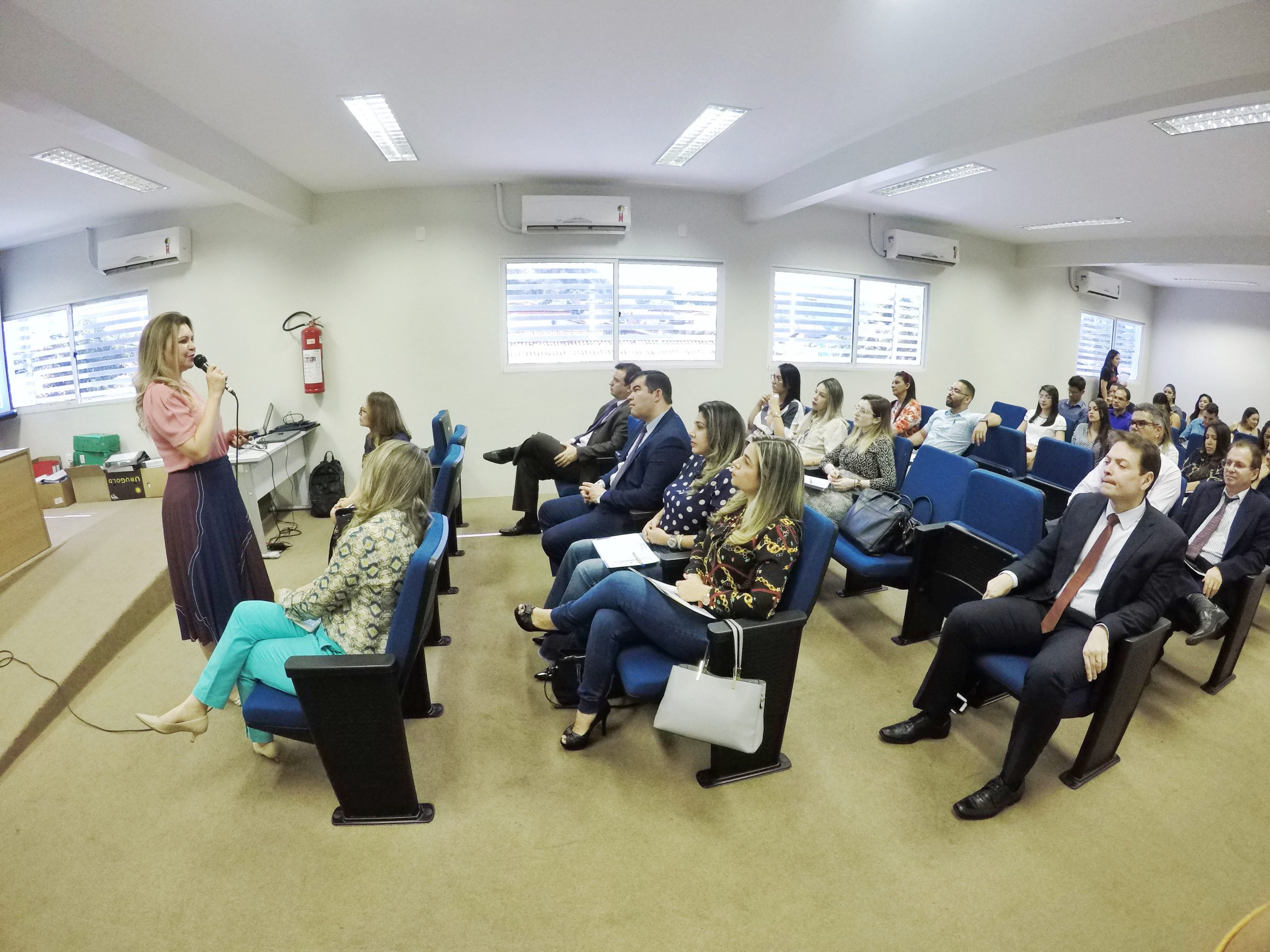 Mulher falabdo diante do público