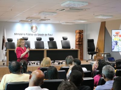 Procuradora-Geral de Justiça, Carmelina Moura, durante discurso.