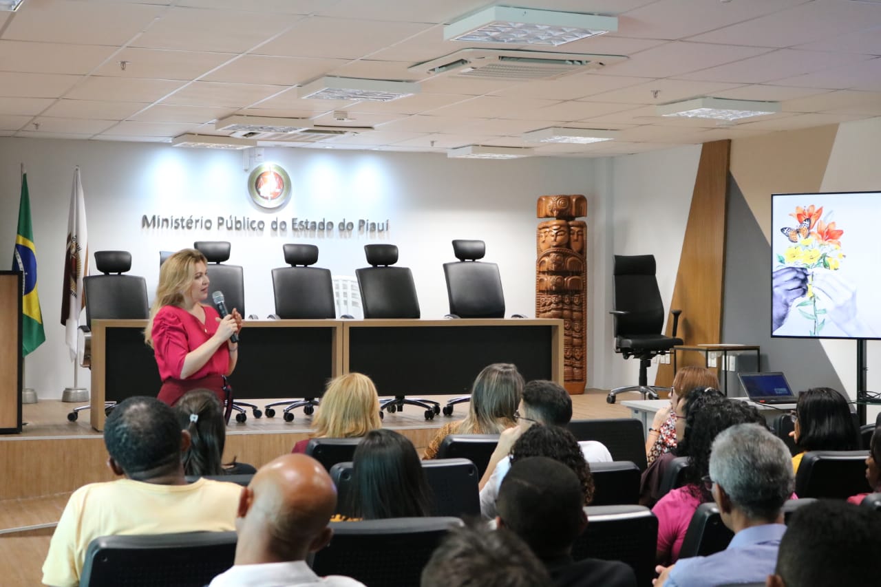 Procuradora-Geral de Justiça, Carmelina Moura, durante discurso.