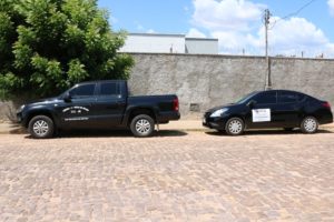 Dois carros estacionados com logomarca do TCE-PI e do MPPI