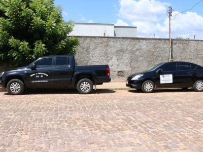 Dois carros estacionados com logomarca do TCE-PI e do MPPI