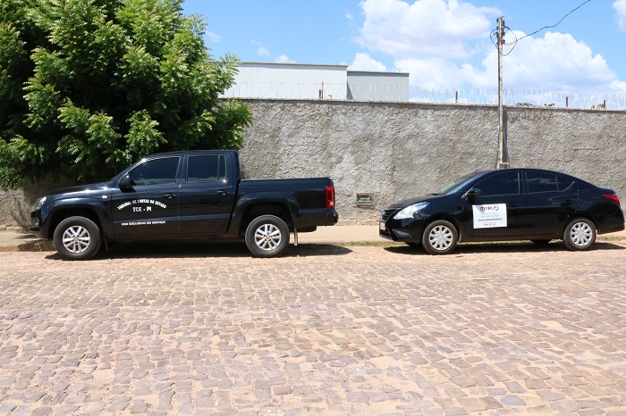 Dois carros estacionados com logomarca do TCE-PI e do MPPI