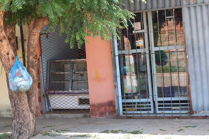 Comércio fechado com grades nas portas