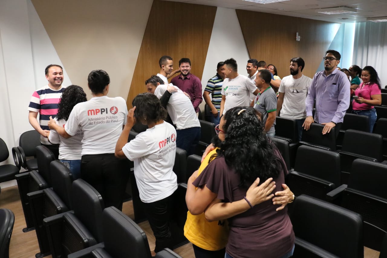 Abraço durante confraternização