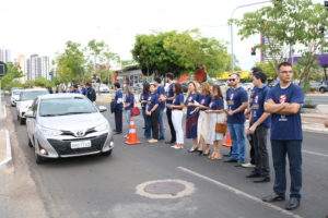 Membros e servidores durante a blitz educativa.