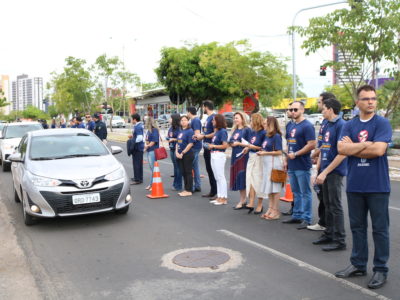 Membros e servidores durante a blitz educativa.