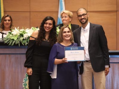 Promotora Amparo Paz recebe prêmio da AMAERJ