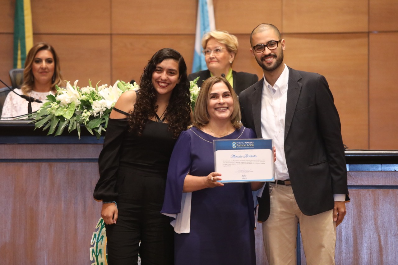 Promotora Amparo Paz recebe prêmio da AMAERJ