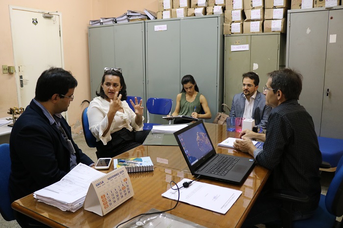 Pessoas sentadas conversando
