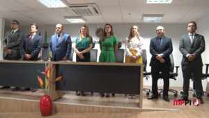 Pessoas de pé conversando