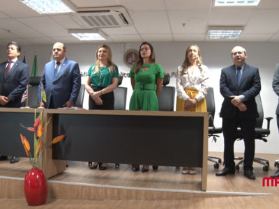 Pessoas de pé conversando