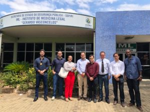 Equipe do MPPI em frente à sede do IML