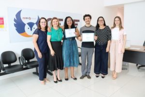 Pessoas de pé sorrindo