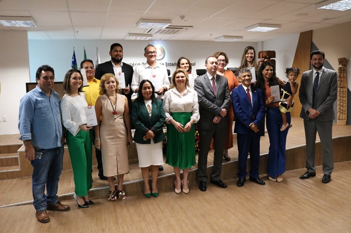 Pessoas de pé sorrindo