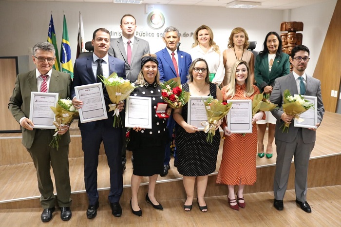 Pessoas de pé sorrindo 