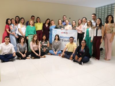 Pessoas de pé sorrindo