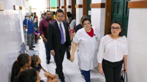Pessoas de pé caminhando
