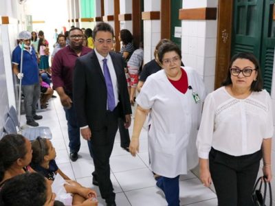 Pessoas de pé caminhando