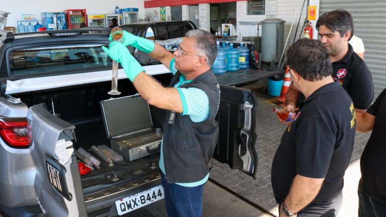 Pessoas de pé