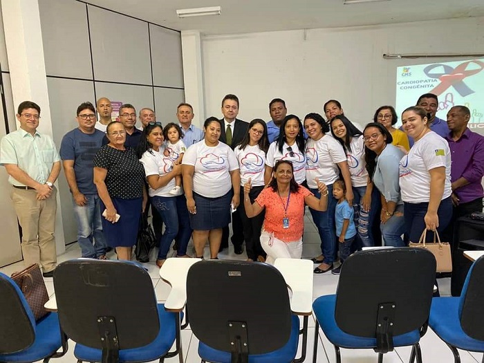 Pessoas em pé posando para foto