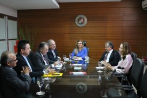 PGJ Carmelina Moura com representantes do governo