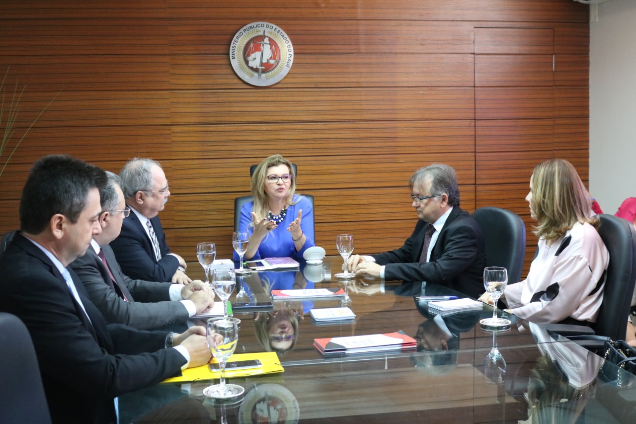 PGJ Carmelina Moura com representantes do governo