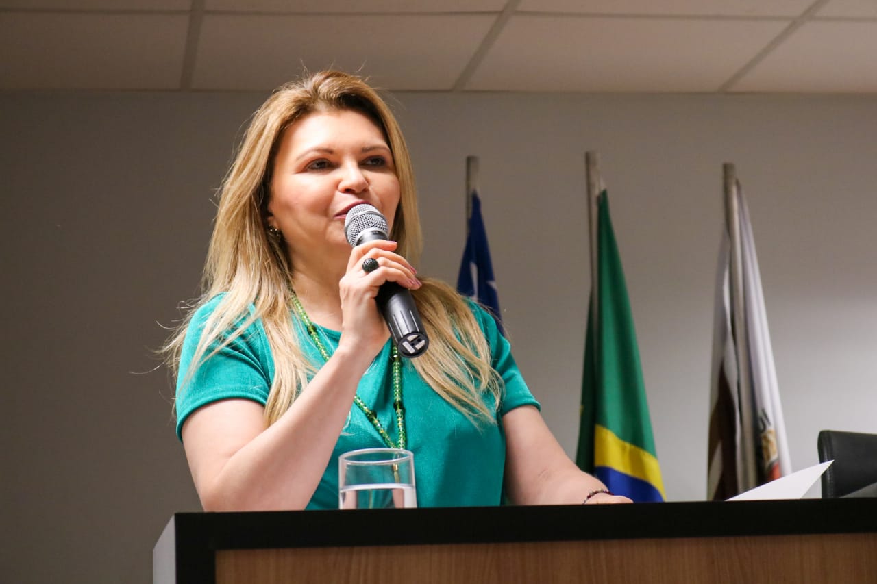 Mulher falando no púlpito para plateia