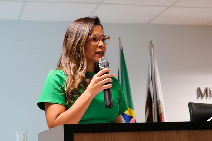 mulher falando para público