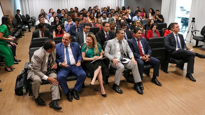 Pessoas sentadas em um auditório