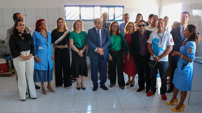 Pessoas posando para foto