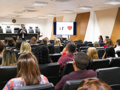 Pessoas observam o palestrante durante evento