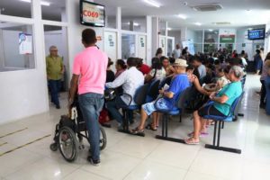 Pessoas aguardando atendimento na Farmácia do Povo