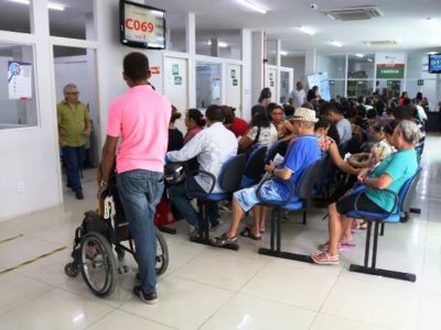 Pessoas aguardando atendimento na Farmácia do Povo