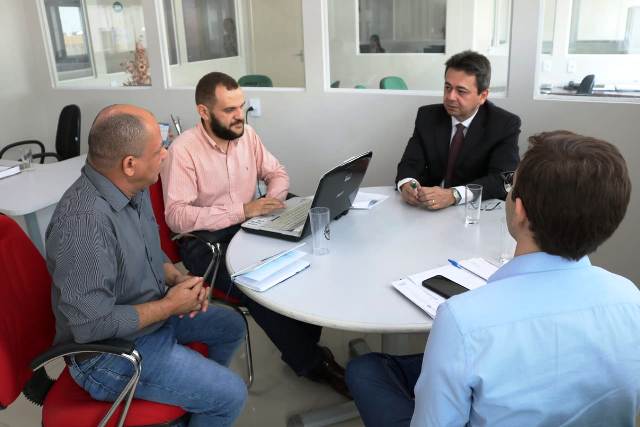 Homens reunindo em torno de uma mesa
