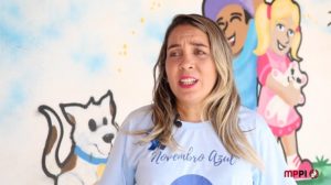 Pessoa de pé falando