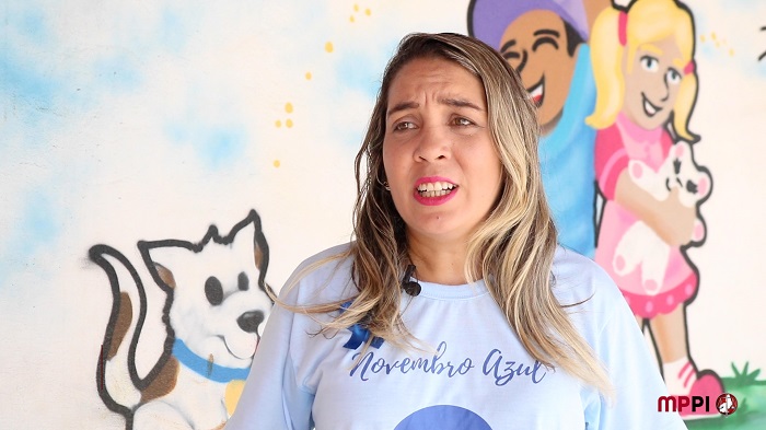 Pessoa de pé falando