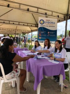 Pessoas sentadas à mesa