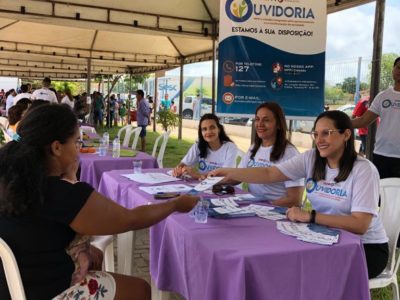 Pessoas sentadas à mesa
