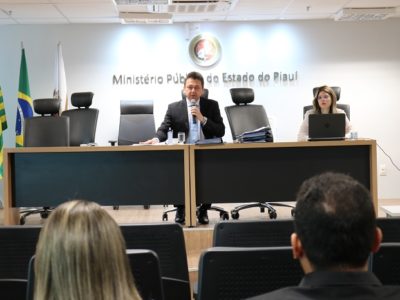Pessoas sentadas à mesa
