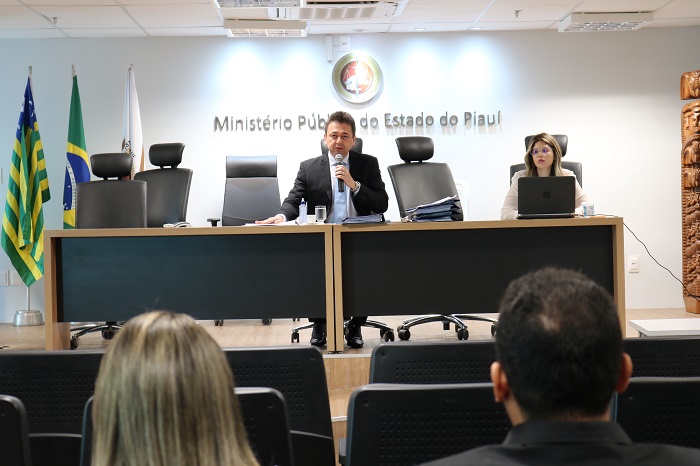 Pessoas sentadas à mesa