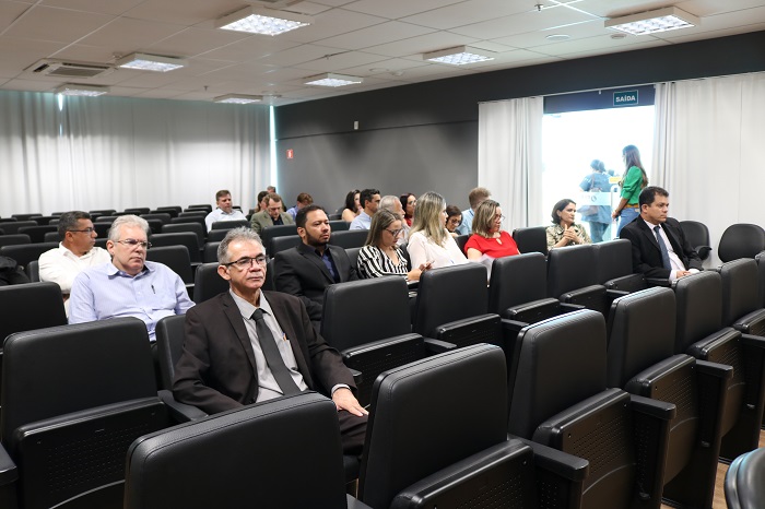 Pessoas sentadas no auditório