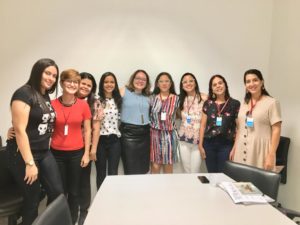 Pessoas posando em pé para a foto