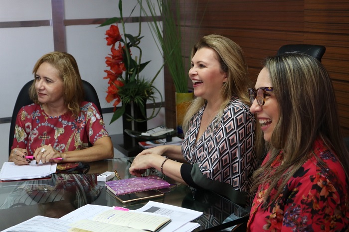 Pessoas reunidas em volta de uma mesa